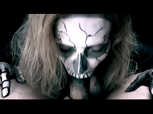 ❤️ Ragazza demonia chì succhia u cazzo cù a so bocca nera è ingoia cum. ❤️ Porno à noi ❌️❤