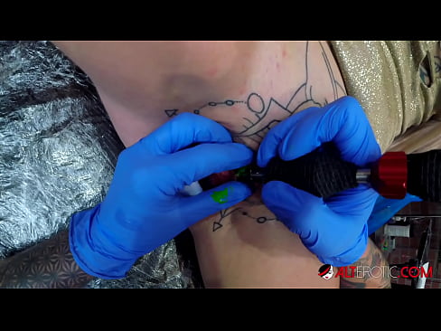 ❤️ Sully Savage, hottie estremamente tatuata, hà fattu un tatuatu nantu à u clitoris ❤️ Porno à noi ❌️❤
